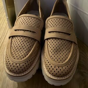 Dolce Vita Malila Tan Loafers NWOT Sz 8.5